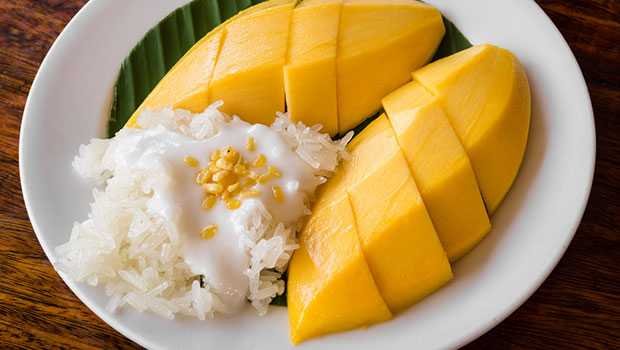 Uma das sobremesas da culinária da Tailândia é o Mango Sticky Rice