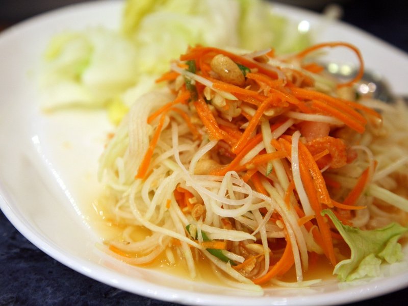 Som Tam é salada geralmente servida como mamão verde e é muito popular na culinária tailandesa