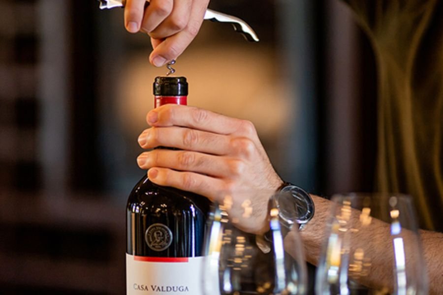 Depois de aberto, quanto tempo dura um vinho